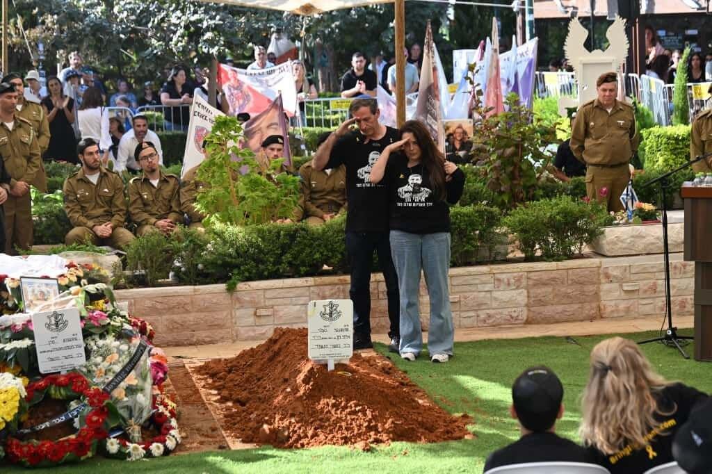 חגית ורובי חן מצדיעים מעל קבר בנם, איתי ז"ל, שנפל ב-7 באוקטובר וגופתו הושבה (צילום: פאולינה פטימר) חגית ורובי חן מצדיעים