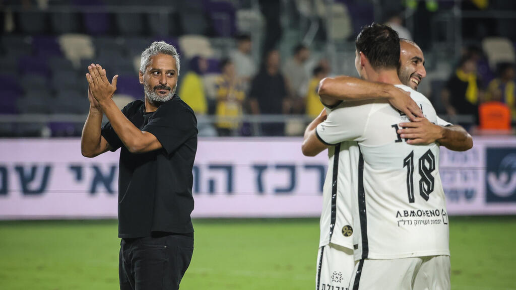 חגיגה ירושלמית. ברק יצחקי ושחקניו (צילום: עוז מועלם) שחקני בית"ר ירושלים חוגגים עם ברק יצחקי