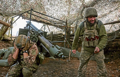 רק 1,200 תושבים נותרו. חוצות פוקרבוסק | צילום: Anatolii Stepanov, רויטרס yk14574585