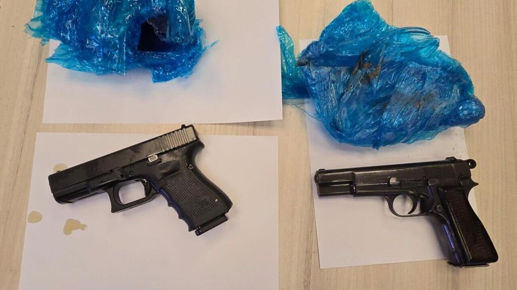 כלי נשק שאותרו והוחרמו (צילום: דוברות המשטרה ) כלי הנשק שאותרו והוחרמו