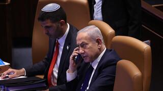נתניהו מדבר בטלפון בזמן דיון 40 חתימות במליאת הכנסת