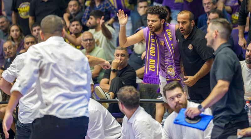 האוהדים מאחורי הספסל של קריית אתא (רועי כפיר) האוהדים מאחורי הספסל של קריית אתא