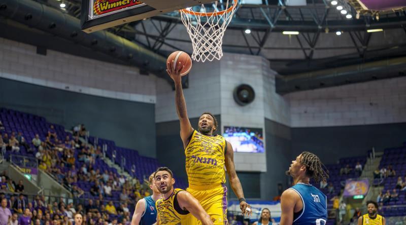 ג'ורדן מקריי עולה לסל (רועי כפיר) ג'ורדן מקריי עולה לסל