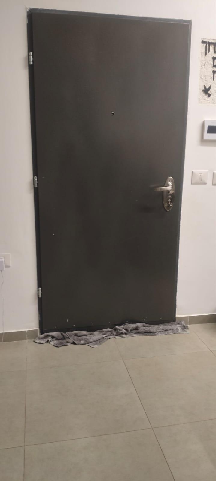 מנסים למנוע מהעשן להיכנס לבתים, גם בקריית אונו (צילום: באדיבות״בקעת אונו - משוועים לאוויר נקי״) מנסים למנוע מהעשן להיכנס לבתים, גם בקריית אונו