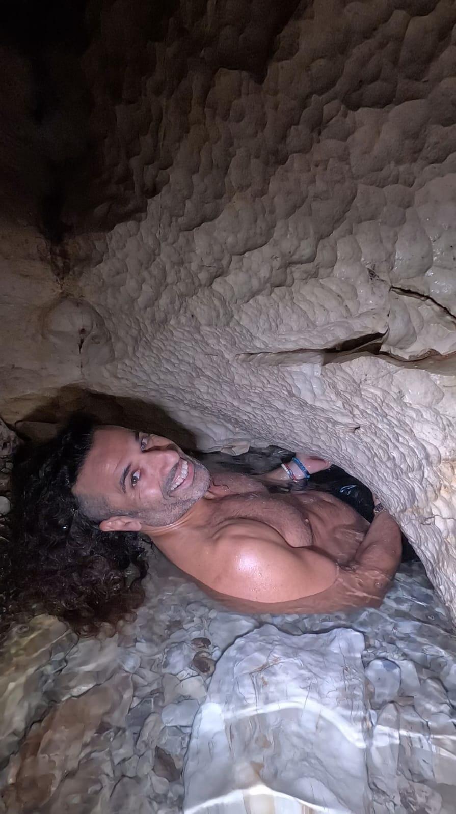 בדרך לחדר הסודי בנקבת עין טמיר (צילום: באדיבות קוקוטריפ) החדר הסודי בנקבת עין טמיר