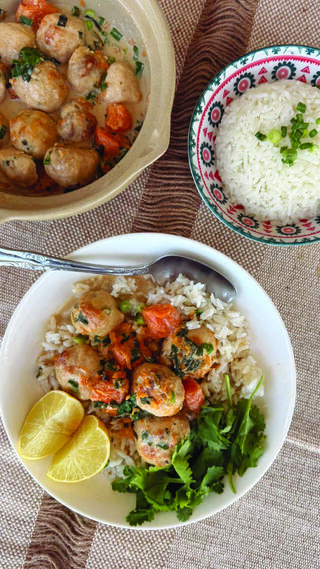 קציצות פרגית עם דלעת בקרם קוקוס (צילום: דנה רייכר) קציצות פרגית עם דלעת בקרם קוקוס