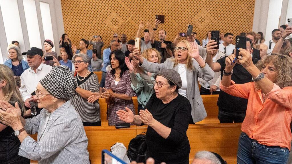 הלוחמים הנאשמים התקבלו בתשואות (צילום: שלו שלום) דיון על התנהלות הפצ"רית בבית המשפט העליון