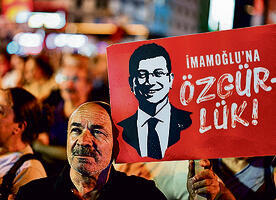 מחאה באיסטנבול על מעצר אימאמאולו | צילום: Umit Bektas, רויטרס yk14577547