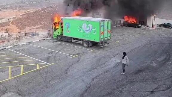תיעוד: מתנחלים מציתים כלי רכב בכפר בית ליד הפלסטיני