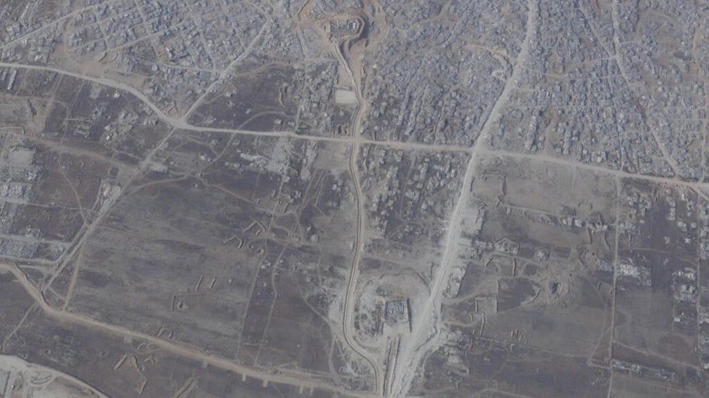 תיעוד מהלוויין: בסיס של צה"ל במזרח העיר עזה, בתחומי השטח הישראלי של הקו הצהוב (צילום: REUTERS ) צילומי לוויין ממזרח עזה