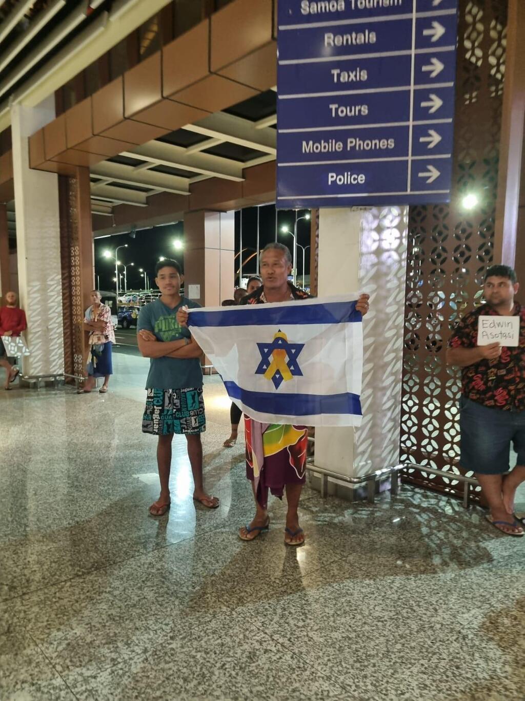 הנהג חיכה בשדה התעופה עם דגל ישראל