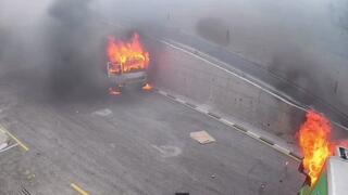 תיעוד: מתנחלים מציתים כלי רכב בכפר בית ליד הפלסטיני