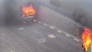 תיעוד: מתנחלים מציתים כלי רכב בכפר בית ליד הפלסטיני