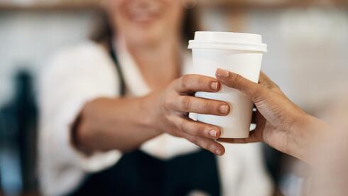 גם לכם יקר ממש לשתות קפה בחוץ? דור ה-Z מצא את הפתרון