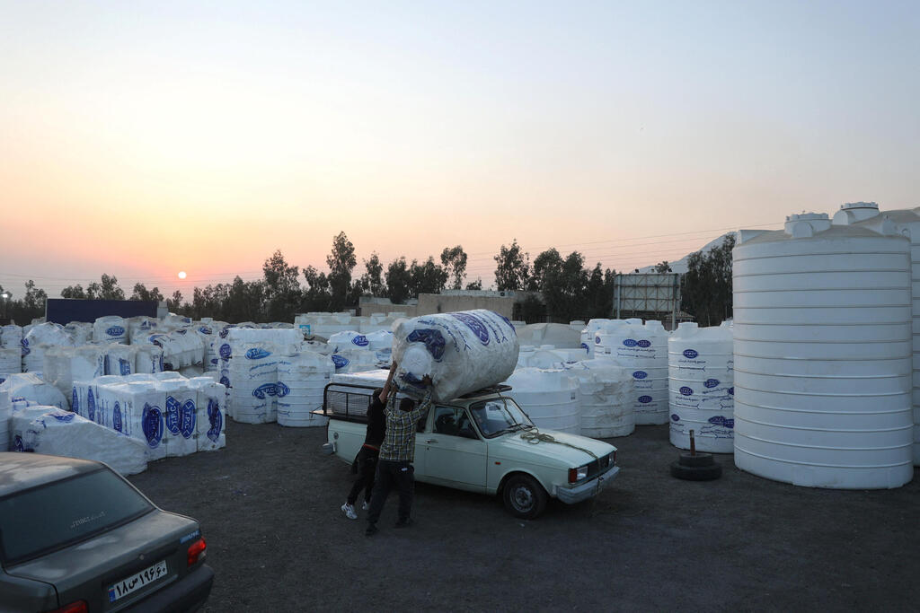 Iranians are buying water storage containers as the regime offers only temporary solutions (Photo: Majid Asgaripour/WANA (West Asia News Agency) via REUTERS) מכירת מכלים לאגירת מים ב טהרן איראן בצורת