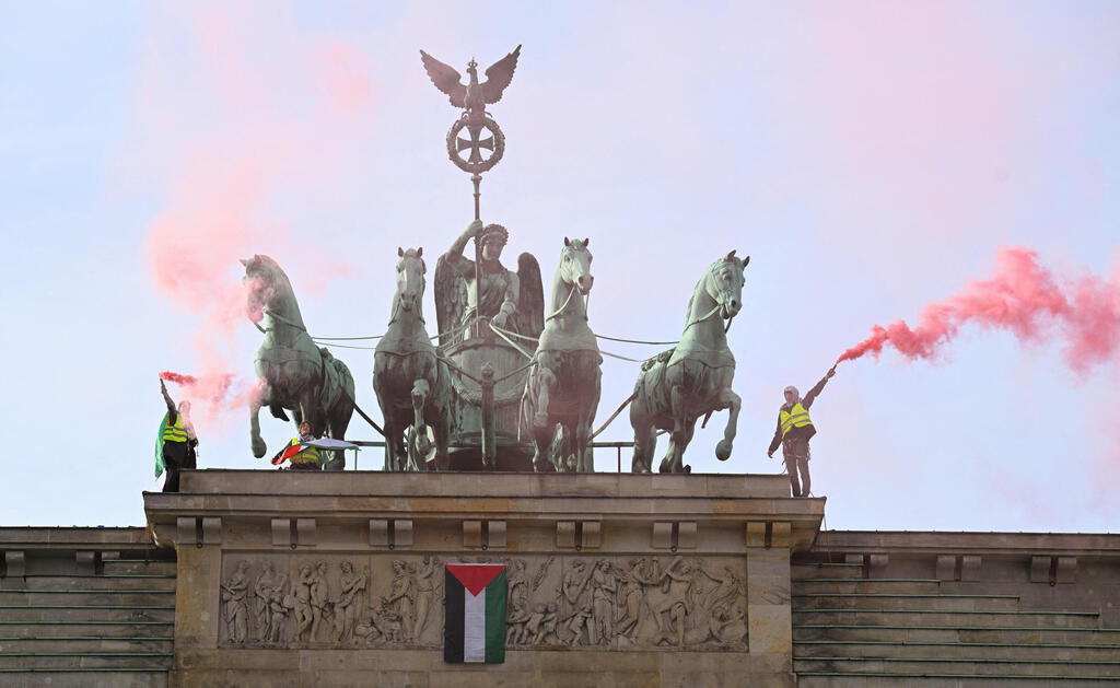 Pro-Palestinian activists barricade themselves atop Berlin's Brandenburg  Gate: 'Yalla