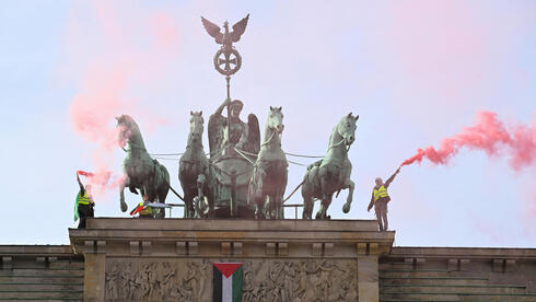 Pro-Palestinian activists barricade themselves atop Berlin’s Brandenburg Gate: 'Yalla intifada!'