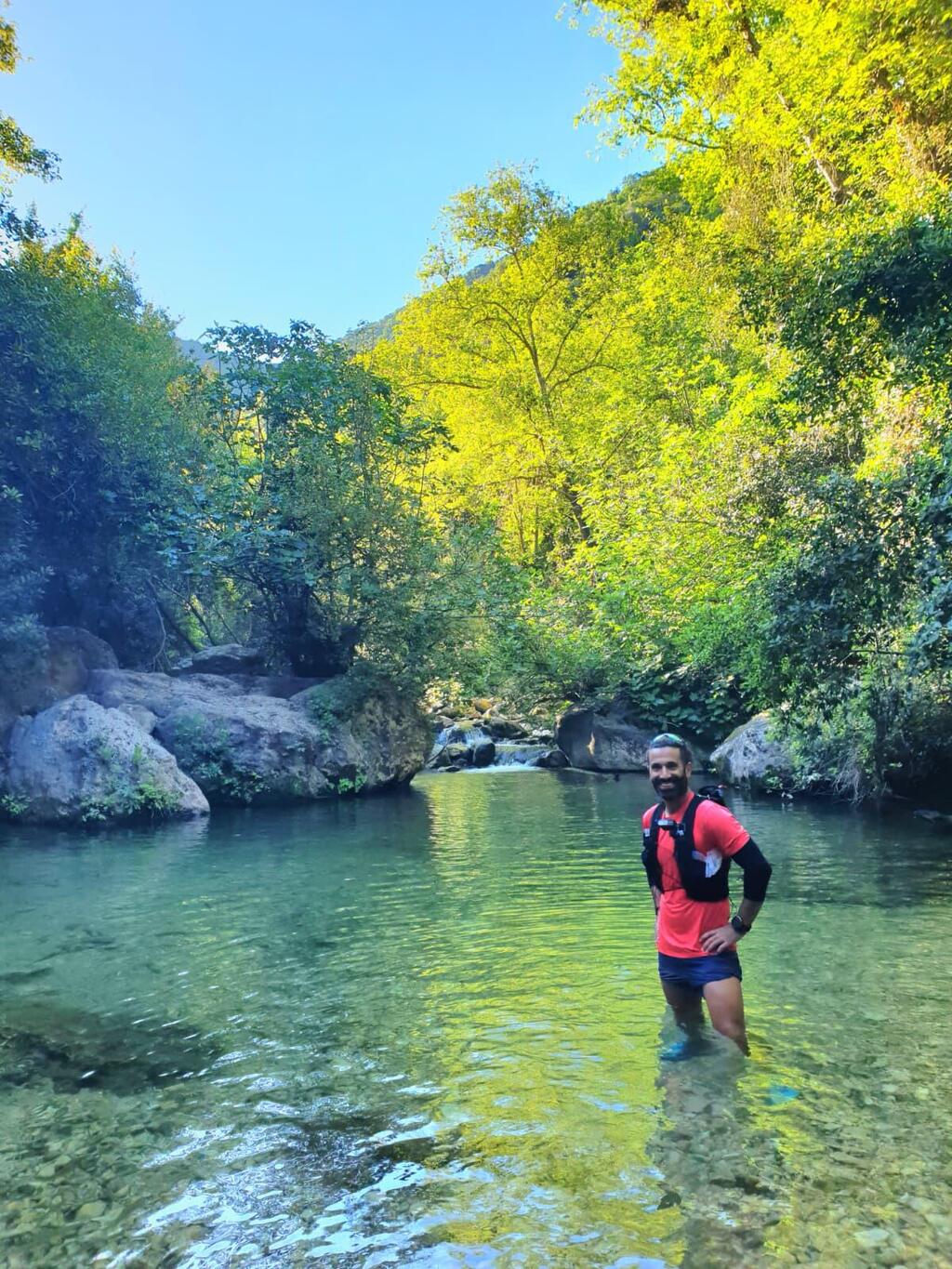 יפה גם מחוץ למערה ולא חייבים, קובי בנחל כזיב (צילום: באדיבות קוקוטריפ) יפה גם מחוץ למערה ולא חייבים, קובי בנחל כזיב