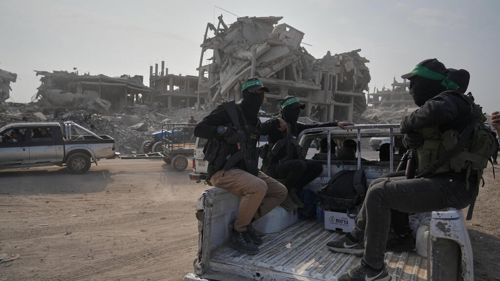 Hamas terrorists in Gaza (Photo: Jehand Alshrafi/ AP) חמאס והצלב האדום פועלים לאיתור חטופים חללים במזרח העיר עזה