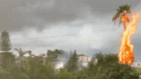 עמוד חשמל נשרף שריפה מתלקח ראש העין גשם מזג אוויר סוער  