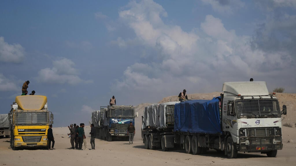 Trucks carrying goods in the Gaza Strip (Photo: Jehad Alshrafi/ AP) משאיות עם סחורה ברצועת עזה