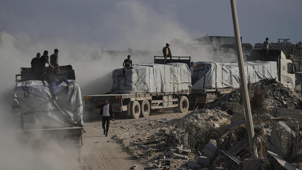 Trucks with goods enter the Gaza Strip (Photo: Jehad Alshrafi/ AP) משאיות עם סחורה ברצועת עזה