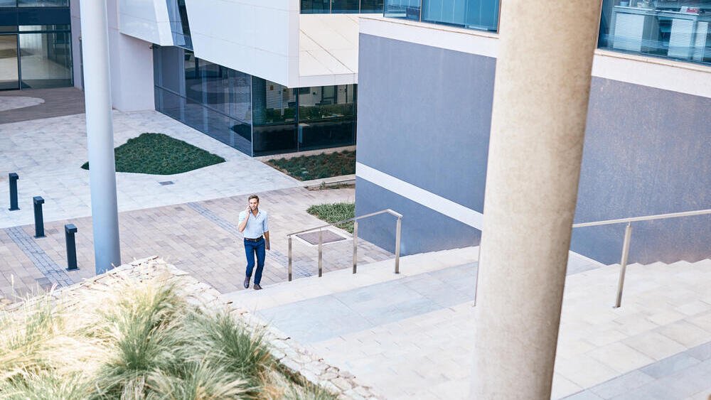 הולכים לעבודה (צילום: shutterstock) הליכה מחוץ למשרד