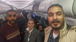 חנן ג'ראר, שגריר פלסטיני בדרום אפריקה, עם העזתים שהגיעו ליוהנסבורג בטיסה
