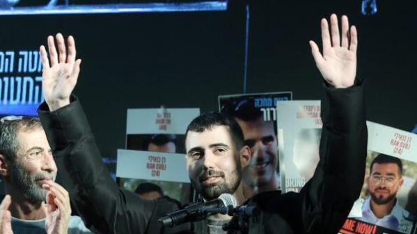 העצרת השבועית בכיכר בחטופים בתל אביב