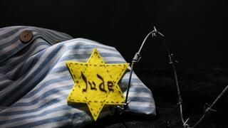 טלאי צהוב ובגדי אסיר יהודי
