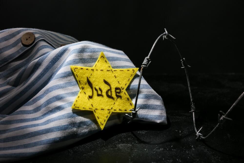 טלאי צהוב ובגדי אסיר יהודי (צילום: Pixel-Shot , shutterstock) טלאי צהוב ובגדי אסיר יהודי