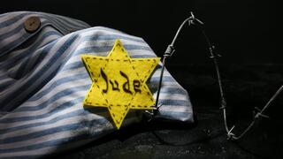 טלאי צהוב ובגדי אסיר יהודי