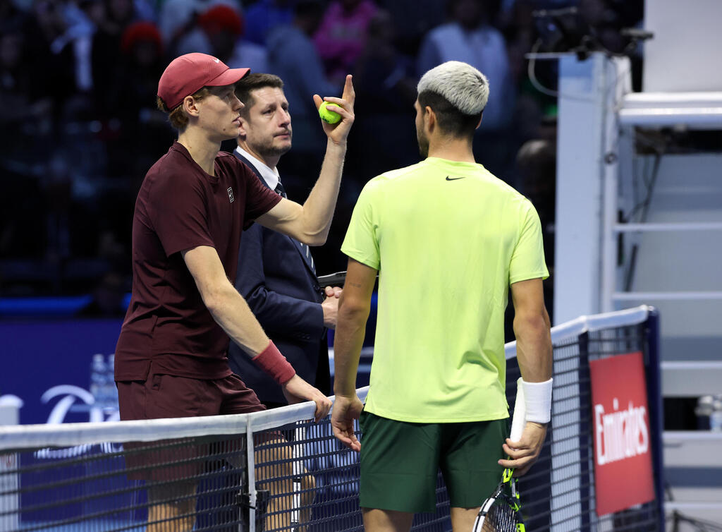 סינר ואלקראס ברגע עצירת ההתמודדות (צילום: Clive Brunskill/Getty Images) סינר ואלקראס ברגע עצירת ההתמודדות