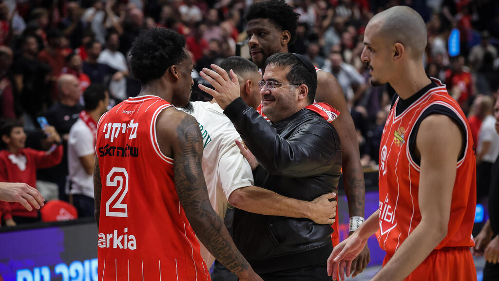 עופר ינאי חוגג עם שחקני הפועל ת"א (צילום: עוז מועלם) עופר ינאי חוגג עם אנטוניו בלייקני