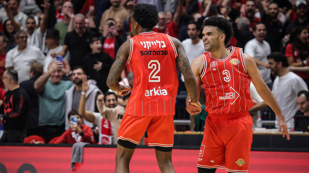 במקום הראשון, גם בליגה. בראיינט ובלייקני חוגגים (צילום: עוז מועלם) אלייז'ה בראיינט ואנטוניו בלייקני חוגגים