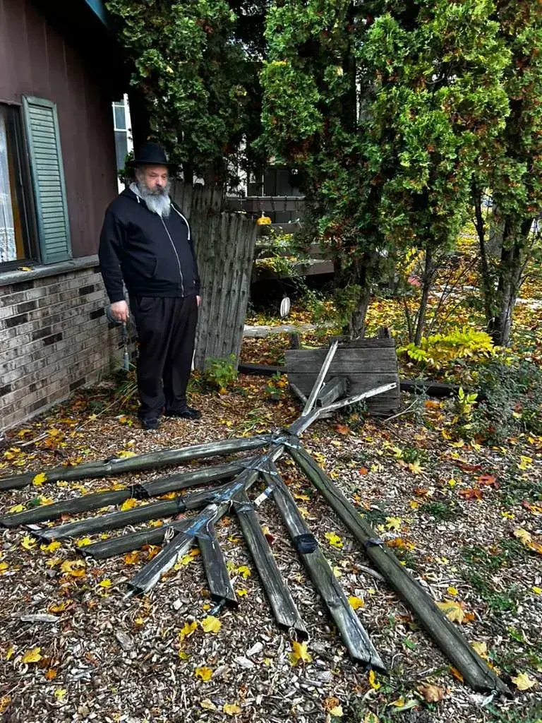 Rabbi Alexander Milstein beside the large menorah of the Synagogue for Russian Jews in Milwaukee after it was toppled (Photo: The Synagogue for Russian Jews) הרב אלכסנדר מילשטיין לצד החנוכיה הגדולה של בית הכנסת של יהודי רוסיה במילווקי, לאחר שהופלה על הקרקע