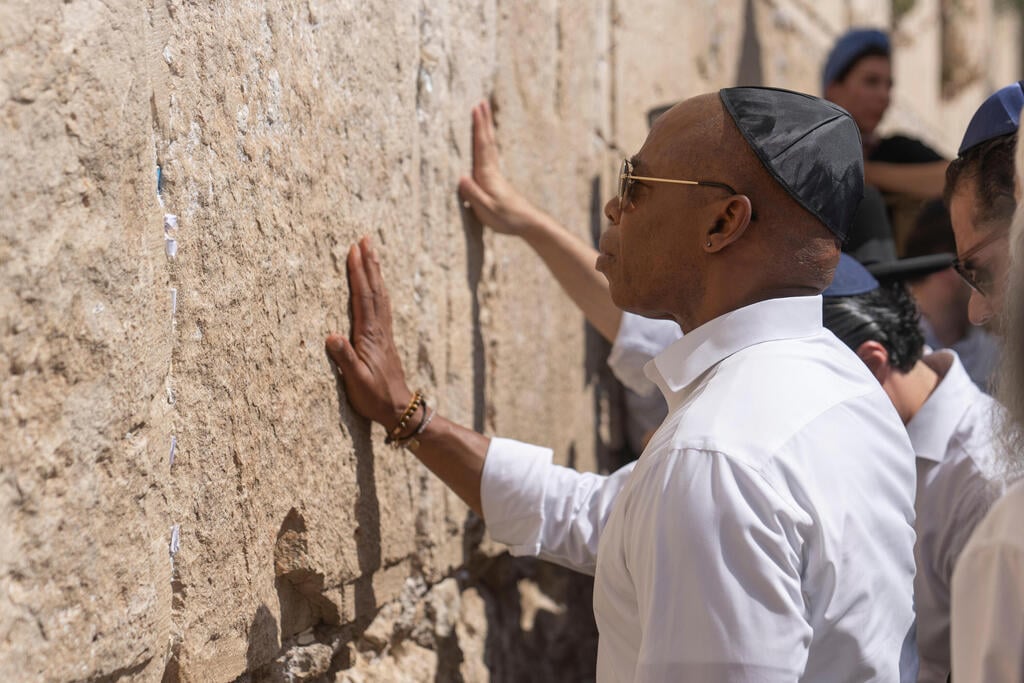 "על יהודי ניו יורק לדאוג". אריק אדמס בכותל המערבי ב-2023 (צילום: AP Photo/Ohad Zwigenberg, File) אריק אדמס מבקר בכותל המערבי