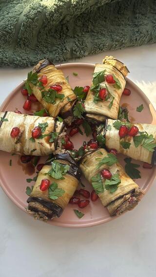 חצילים מגולגלים עם קרם אגוזים ורימונים