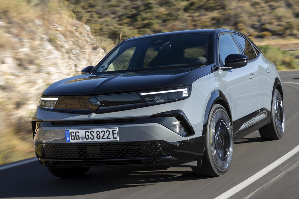 אופל מוקה GSE (נהיגה ראשונה) - ביצועיסטית חשמלית