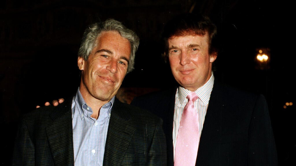 Donald Trump and Jeffrey Epstein in February 1997 (Photo: Davidoff Studios Photography/Getty Images) דונלד טראמפ וג'פרי אפשטיין, פברואר 1997