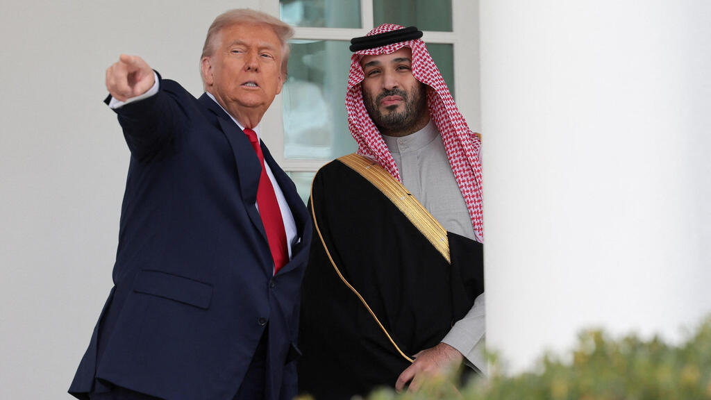 Saudi Crown Prince Mohammed bin Salman tours White House grounds with President Donald Trump (Photo: Jessica Koscielniak/Reuters) טראמפ ובן סלמאן