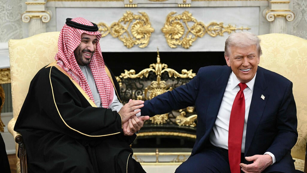 Mohammed bin Salman alongside Trump (Photo: Brendan SMIALOWSKI / AFP) טראמפ ובן סלמאן