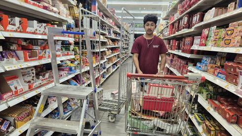 Foreign workers flood Israel’s supermarkets