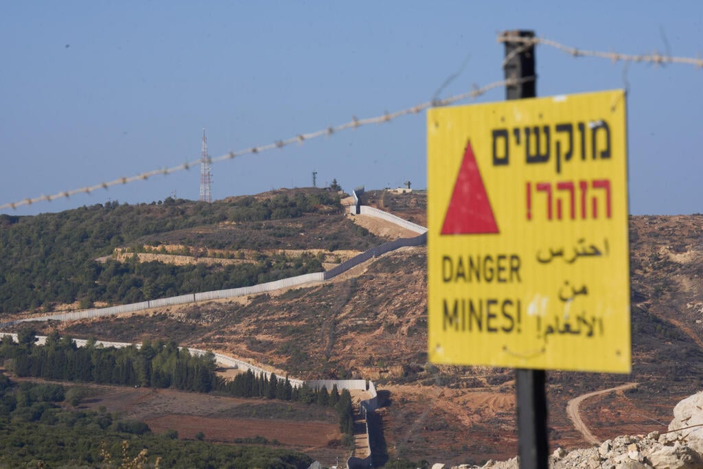 Lebanon border (Photo: AP Photo/Ariel Schalit) שלט המזהיר מפני מוקשים ליד גבול לבנון
