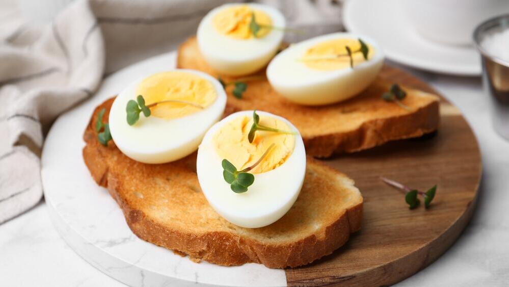ביצים קשות ולחם