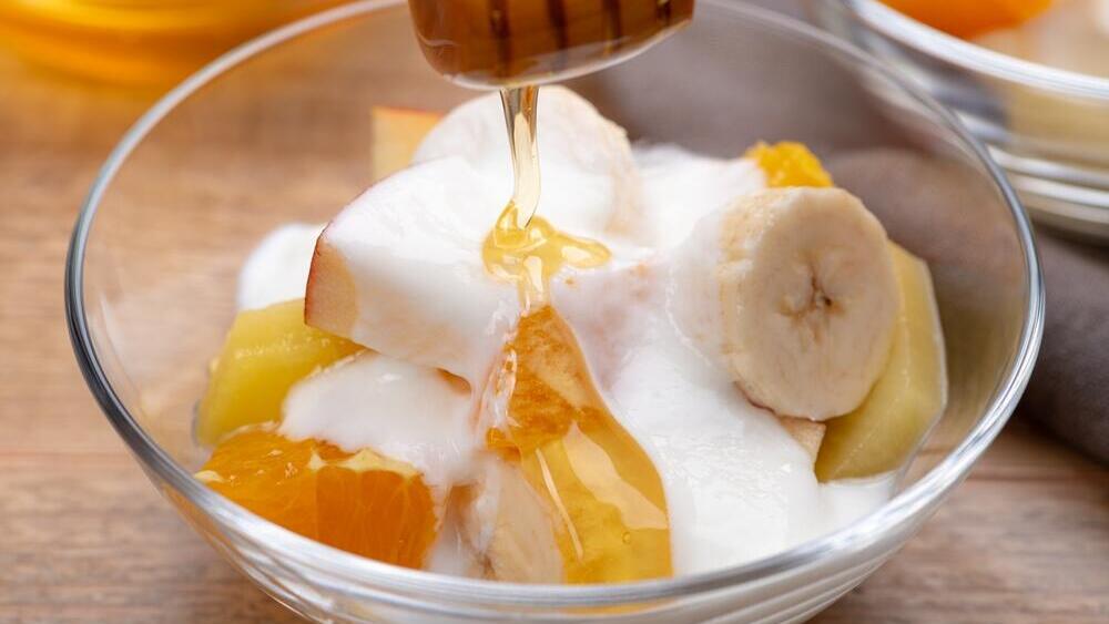 לפני האימון. יוגורט עם פירות (צילום: shutterstock) יוגורט עם פירות