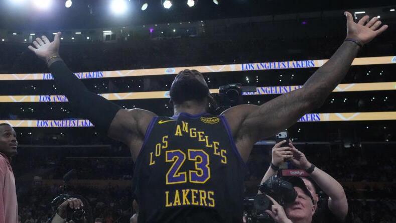 Even before he touched the ball, the Lakers crowd gave James a standing ovation (Photo: Reuters) Even before he touched the ball, the Lakers crowd gave James a standing ovation