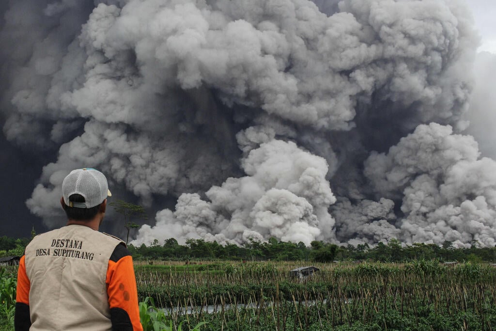 התפרצות הר געש באינדונזיה (צילום: Agus Harianto / AFP) התפרצות הר געש באינדונזיה