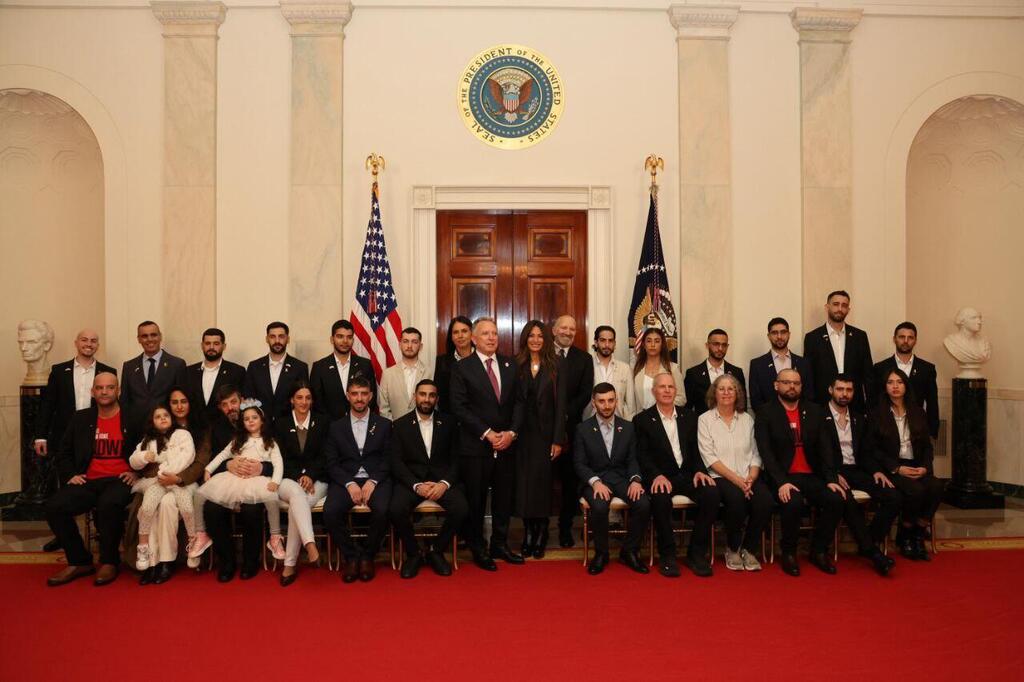 Former hostages pictured with US Special Envoy to the Middle East Steve Witkoff at the White House (Photo: Shmulik Almani) שורדי השבי בבית הלבן