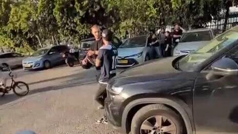 מרדכי דוד חוסם את רכבו של ח״כ גלעד קריב